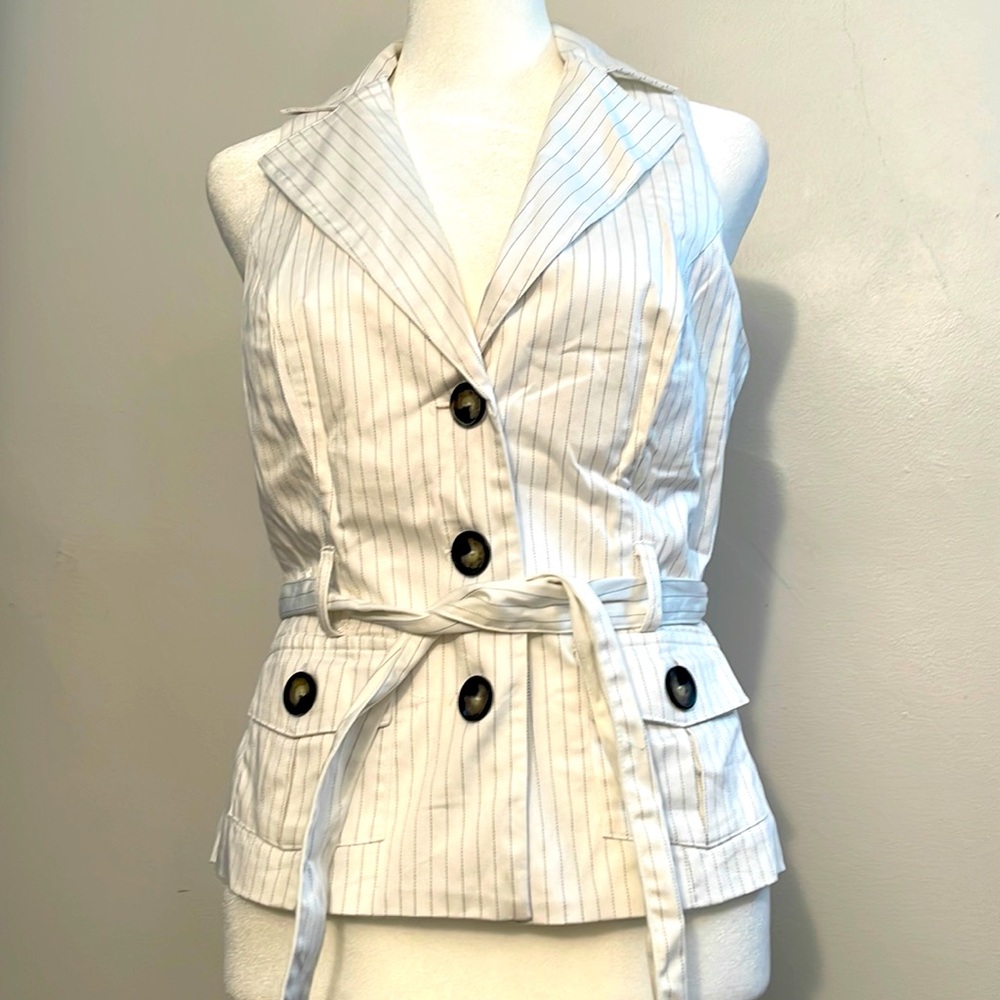 iz Byer California white tailored vest with belt size medium (23-94)